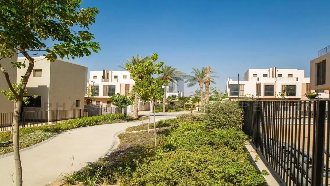 Luxurious Villa for Sale with 650 sq.m, Balcony & Security