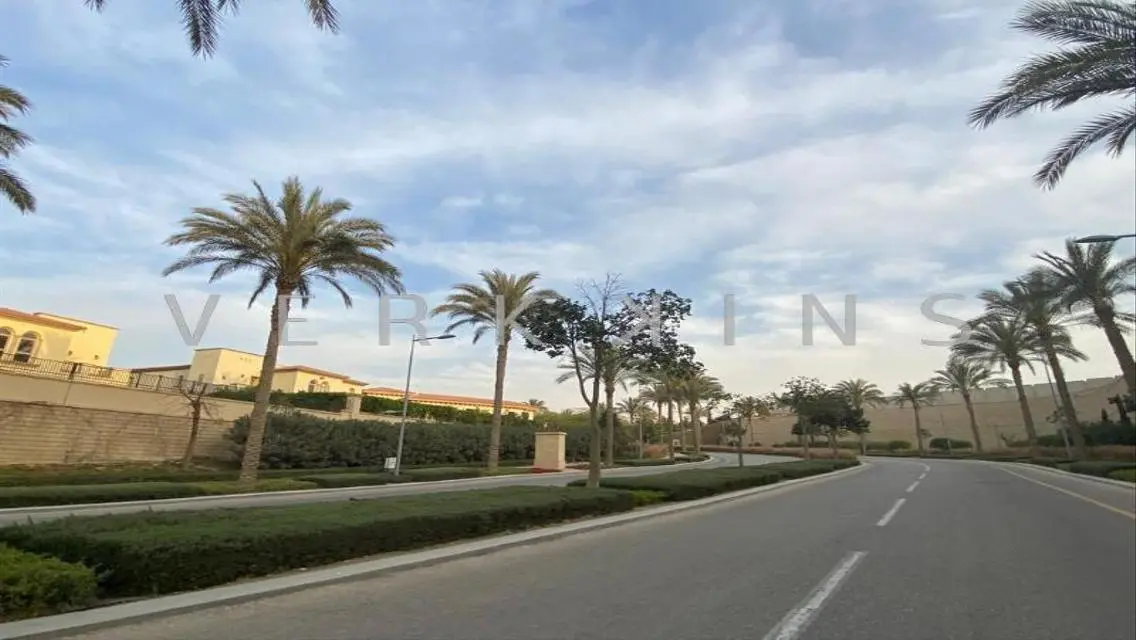 قصر فخم للبيع مع غرف خادمة ومرافق شاملة