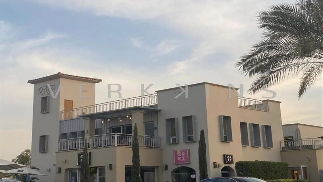 قصر فخم للبيع مع غرف خادمة ومرافق شاملة