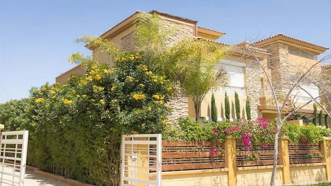 فيلا فاخرة للبيع بمساحة 500-1000 متر