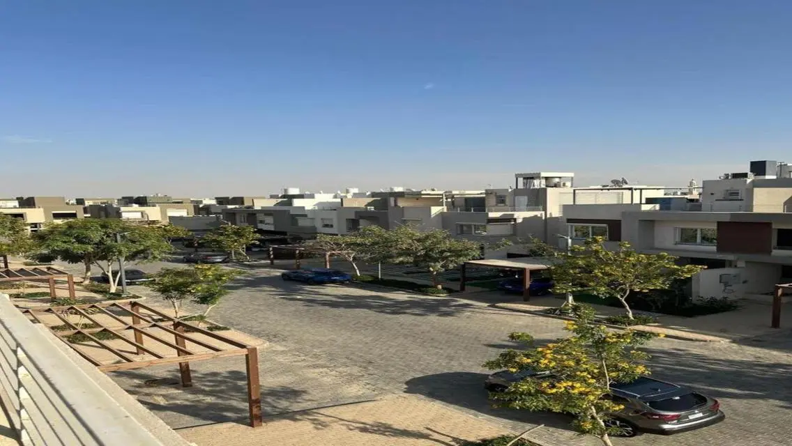 فيلا فاخرة للبيع بمساحة واسعة مطلة على البحيرات