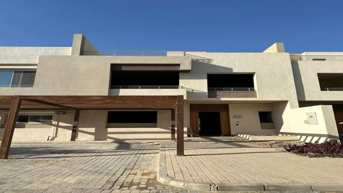 فيلا فاخرة للبيع بمساحة واسعة مطلة على البحيرات