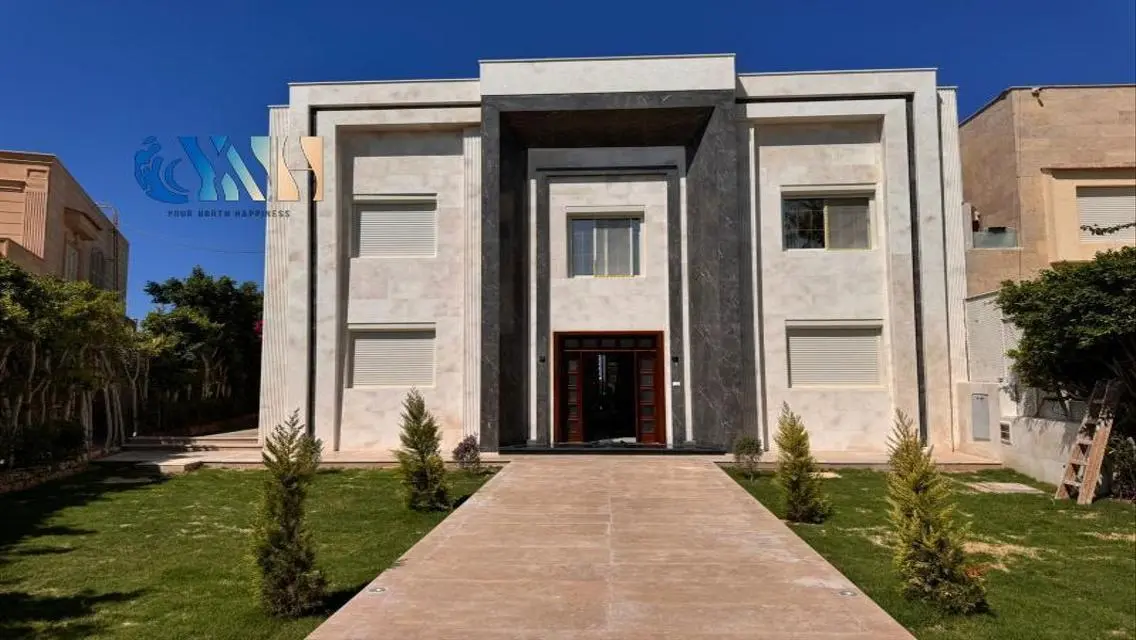فيلا فاخرة للبيع مع إطلالة جميلة