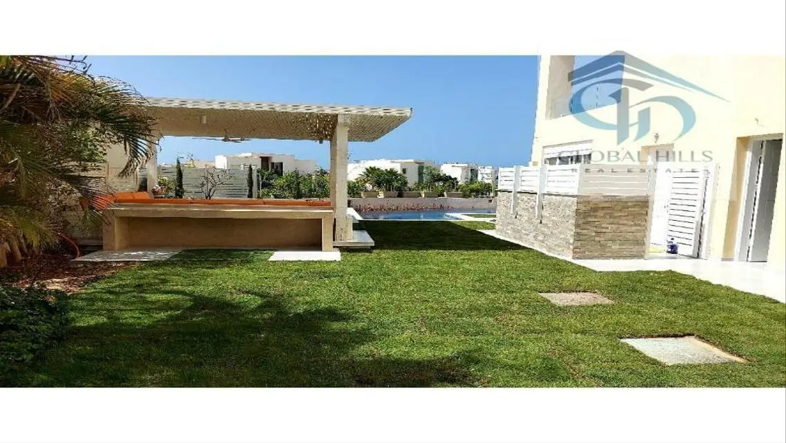 شاليه فاخر للبيع في هاسيندا وايت مع مسبح خاص وإطلالة على البحر