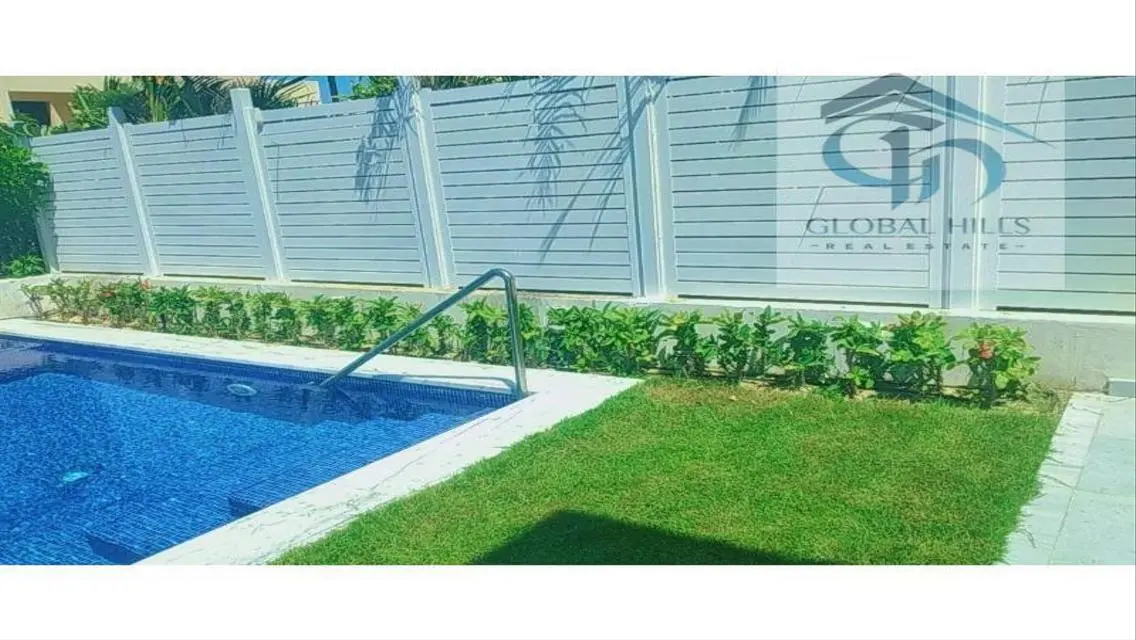 شاليه فاخر للبيع في هاسيندا وايت مع مسبح خاص وإطلالة على البحر