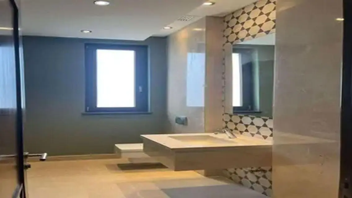 Luxury Apartment with Lake View