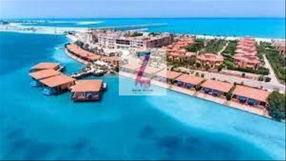 فيلا فاخرة للبيع بإطلالة على بحيرات مع مسبح خاص