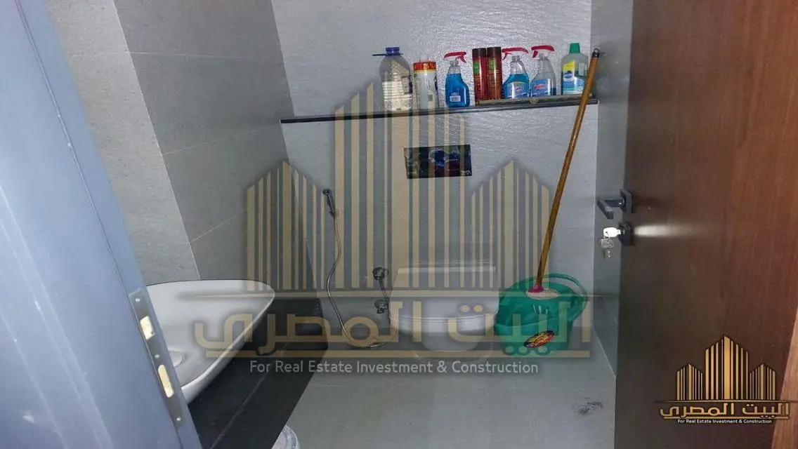 مكتب فخم بمساحة واسعة للبيع