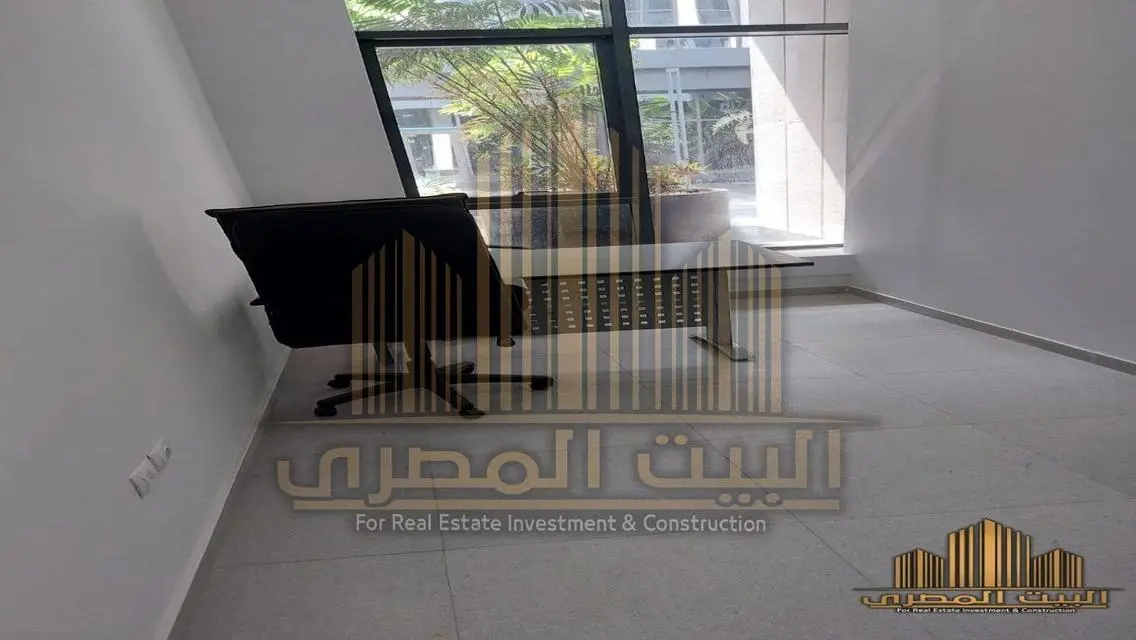 مكتب فخم بمساحة واسعة للبيع
