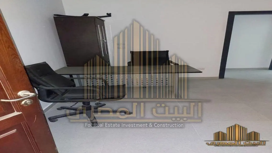 مكتب فخم بمساحة واسعة للبيع