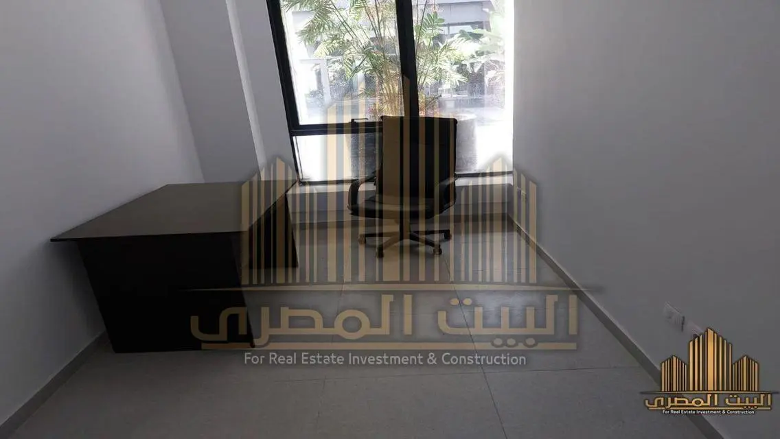 مكتب فخم بمساحة واسعة للبيع