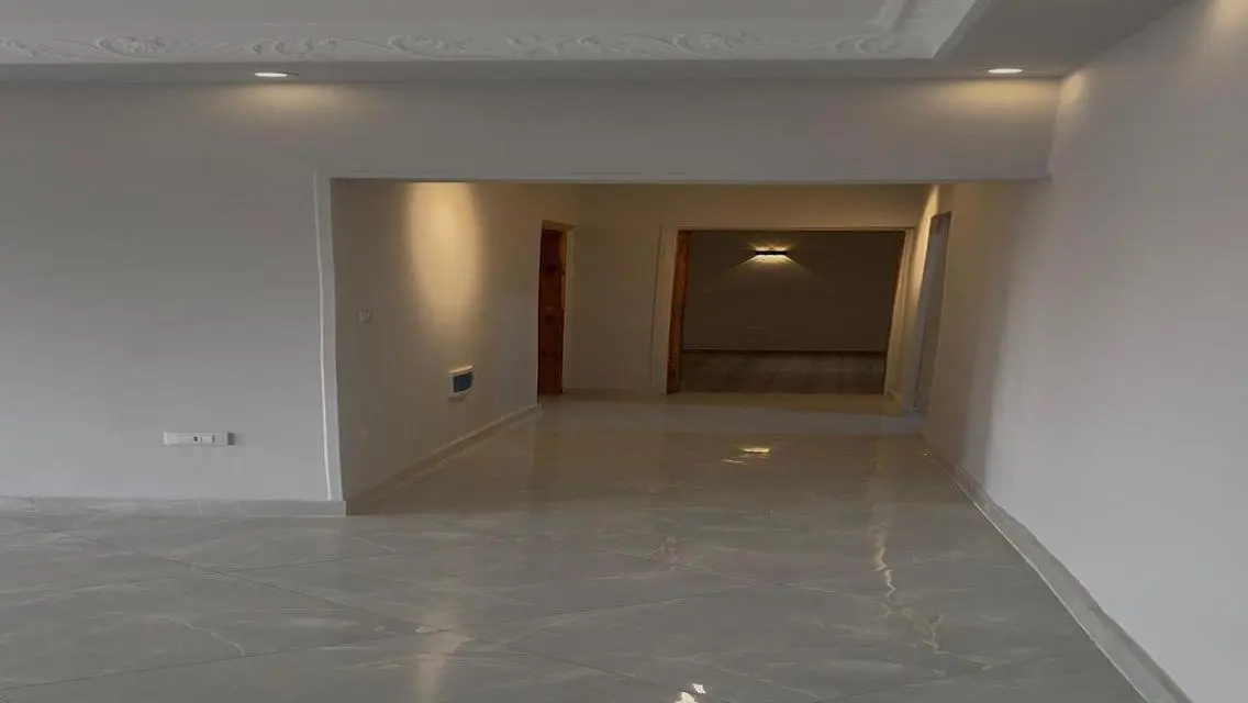 شقة رائعة للإيجار تطل على معلم رئيسي