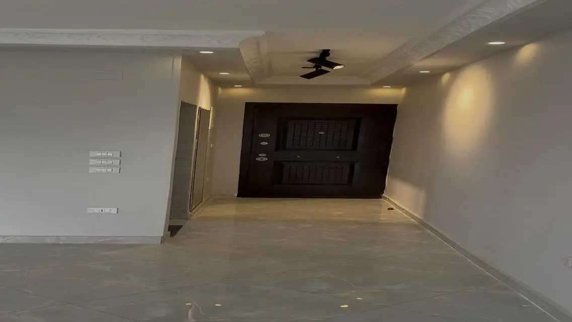 شقة رائعة للإيجار تطل على معلم رئيسي