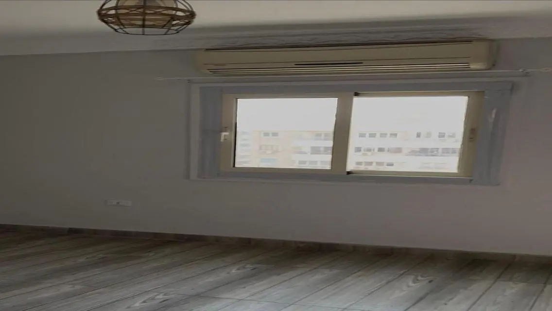 شقة رائعة للإيجار تطل على معلم رئيسي