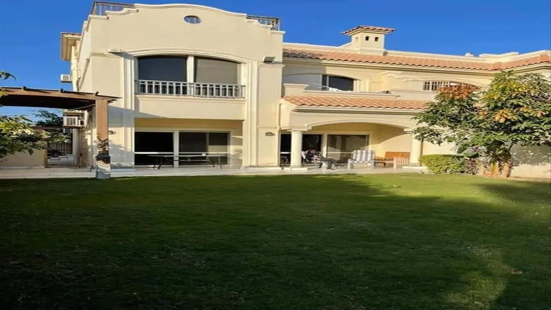 فيلا فاخرة 5 غرف نوم للبيع بمساحة واسعة