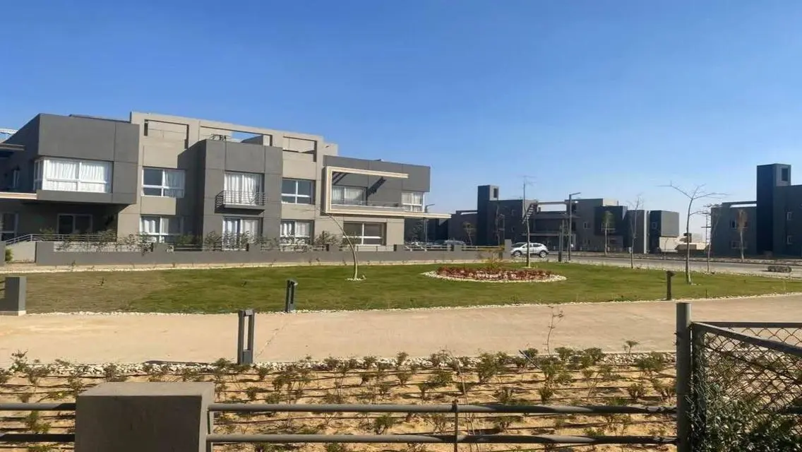 فيلا فاخرة مع حديقة خاصة ومسبح في موقع متميز