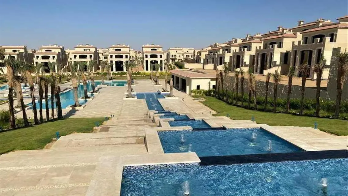 فيلا فاخرة بمسبح خاص وحديقة للبيع