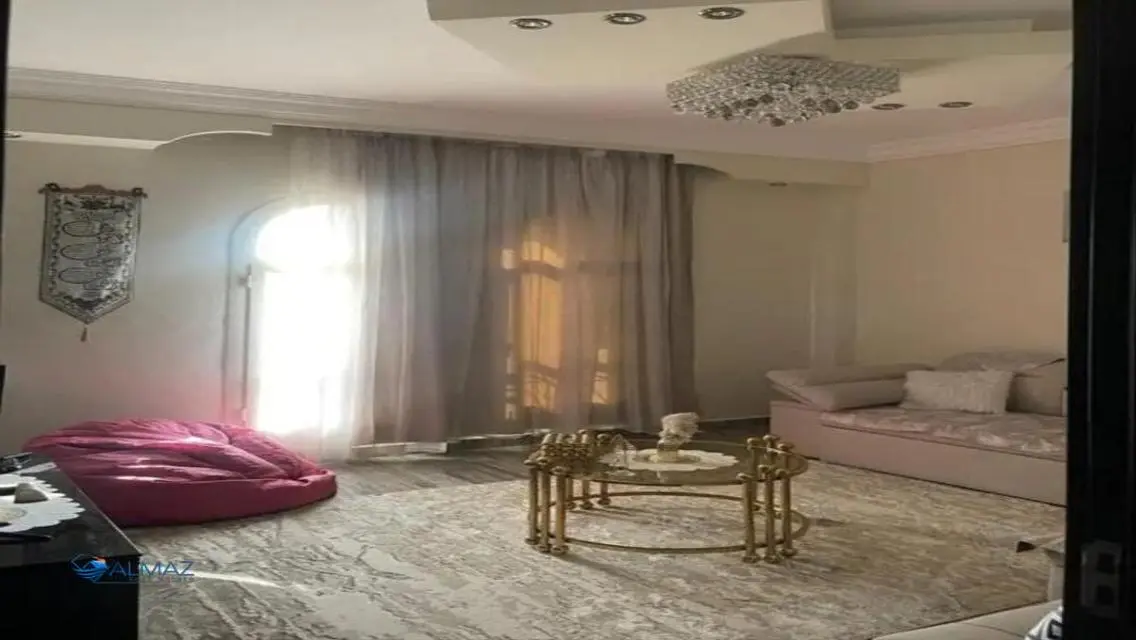 شقة فاخرة بـ8 غرف للبيع بسعر مناسب