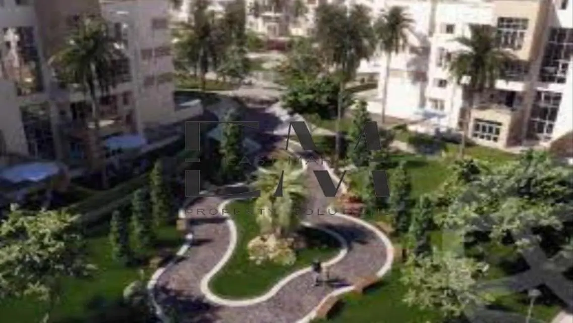 فيلا فاخرة للبيع مع حديقة ومسبح خاص