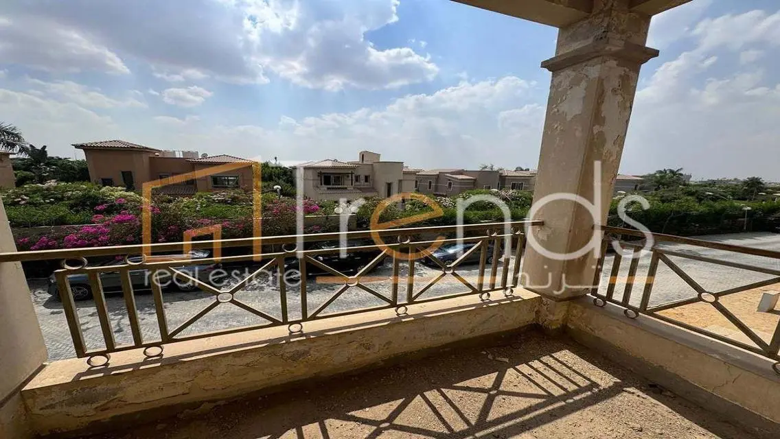 غرفة دراسة وحديقة خاصة في فيلا فاخرة