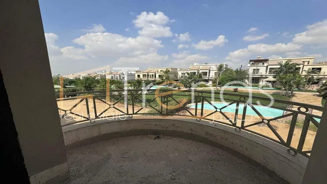 غرفة دراسة وحديقة خاصة في فيلا فاخرة