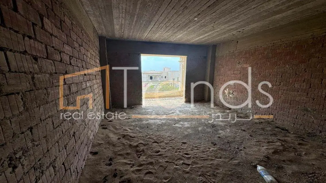 غرفة دراسة وحديقة خاصة في فيلا فاخرة
