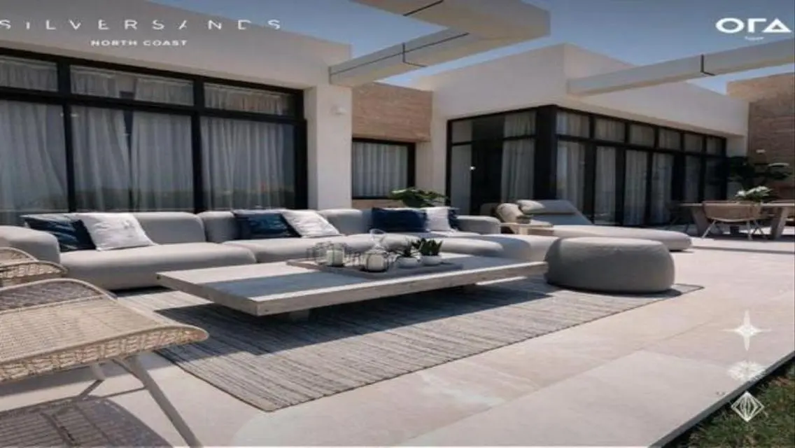 Exceptional Luxury Apartment Overlooking Lakes for Sale