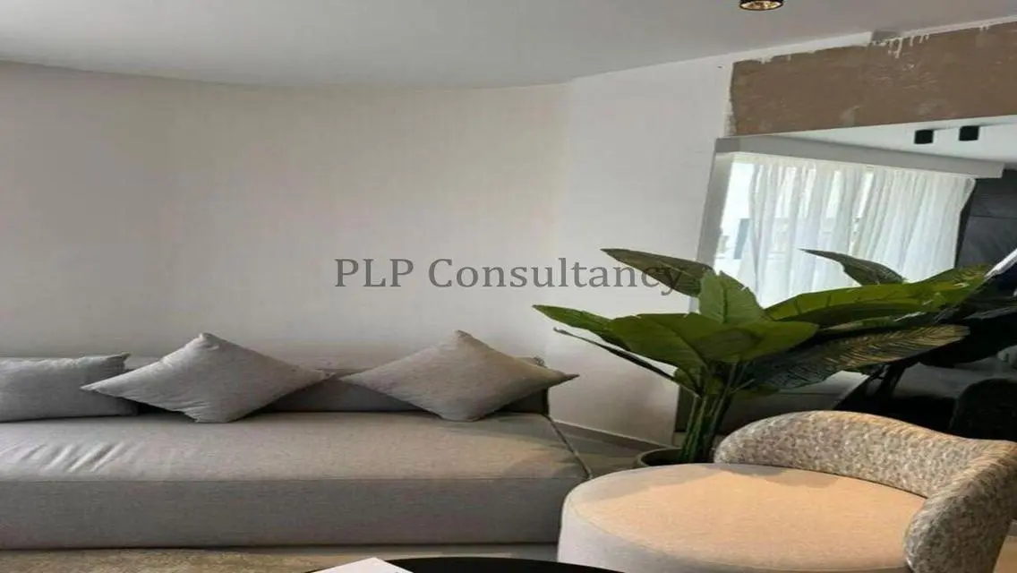 Luxurious Villa with Private Garden and Pool in Prime Location