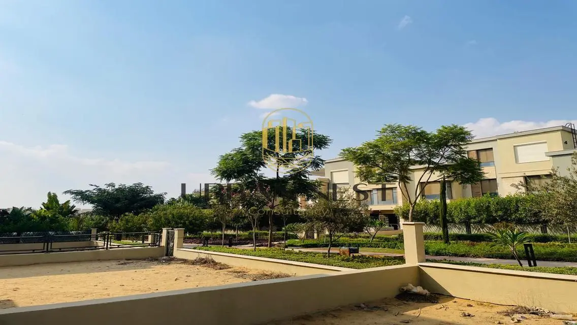 Luxurious Villa with Private Garden and Balcony