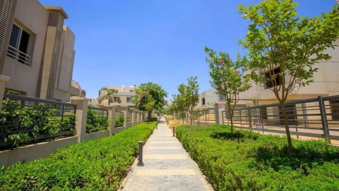 فيلا فاخرة مكونة من 4 غرف نوم مع حديقة خاصة ومسابح