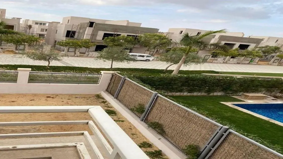فيلا فاخرة مكونة من 4 غرف نوم مع حديقة خاصة ومسابح