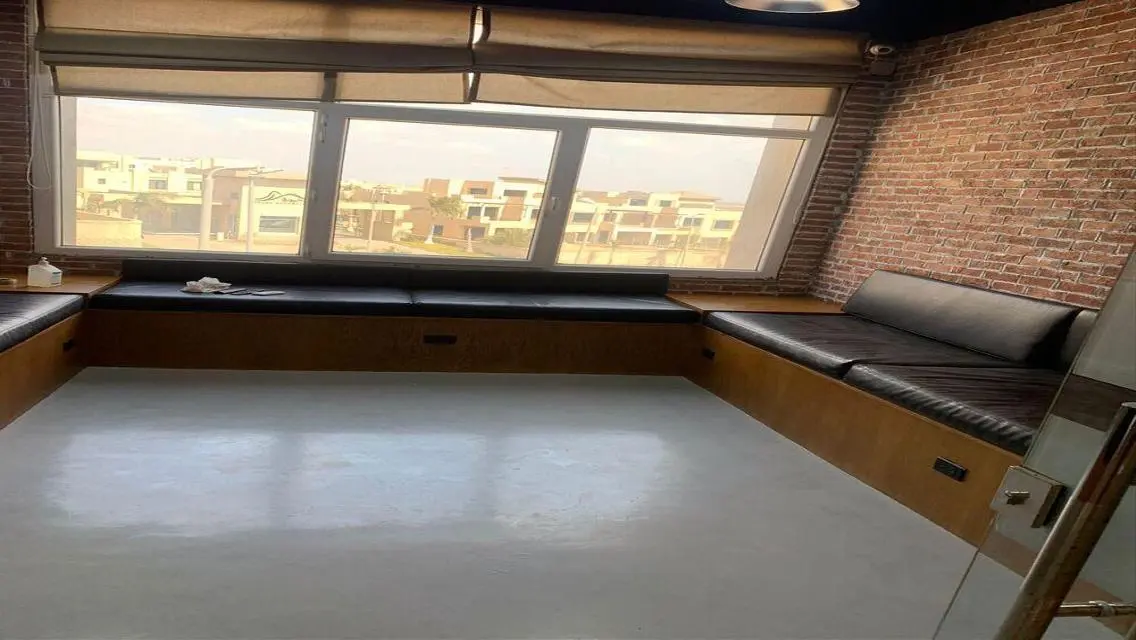 مكتب أنيق بمساحة واسعة للبيع