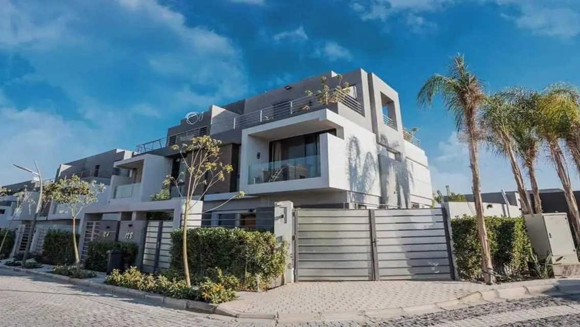 Luxurious Villa with Private Garden and Pool in a Prestigious Area