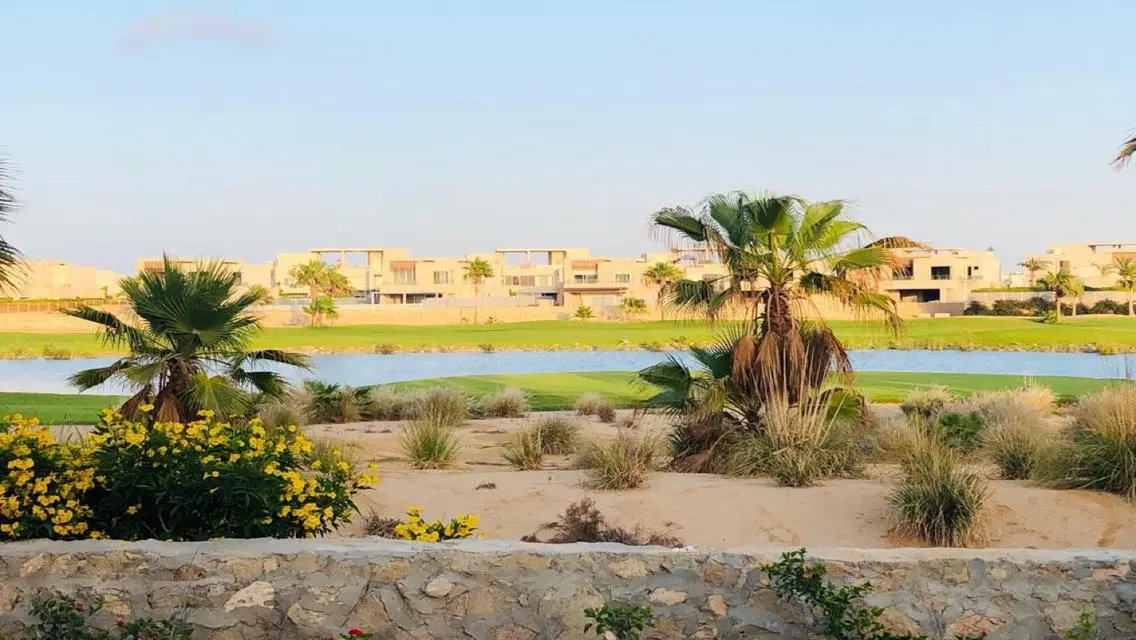 فيلا 3 غرف نوم مع حديقة خاصة وإطلالة على البحيرات