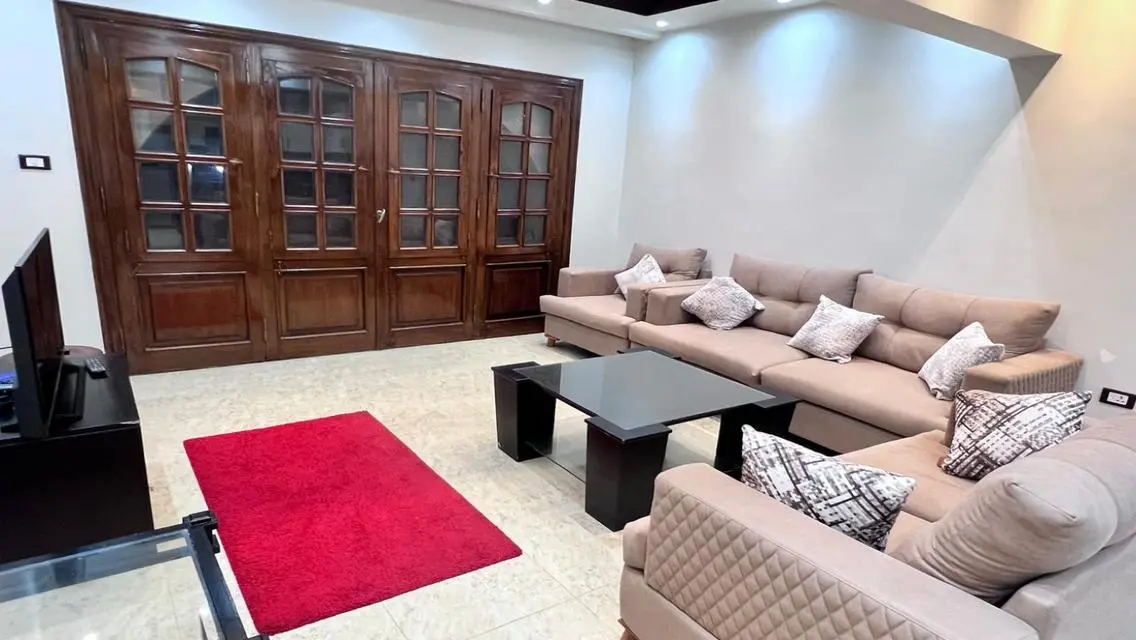 منزل فاخر للبيع مع إطلالة على البحيرات