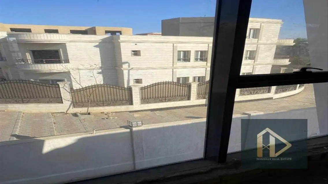 فيلا فاخرة للبيع مع حديقة خاصة ونادي صحي