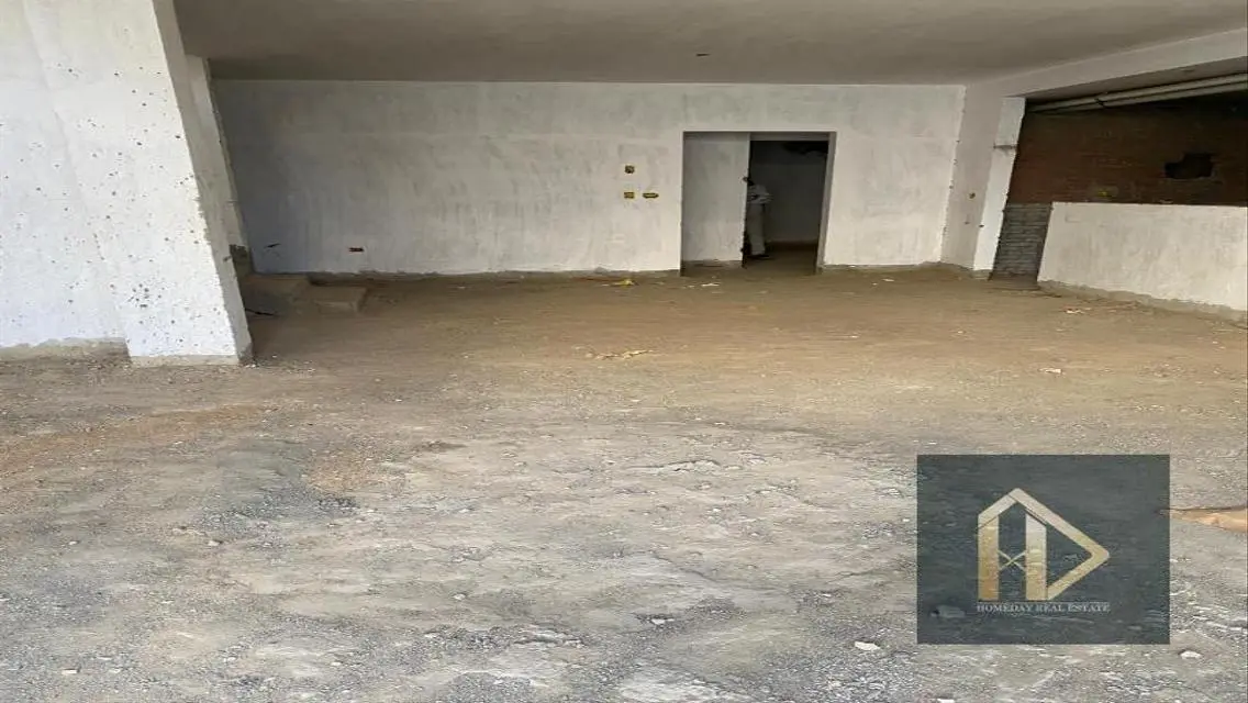 فيلا فاخرة للبيع مع حديقة خاصة ونادي صحي