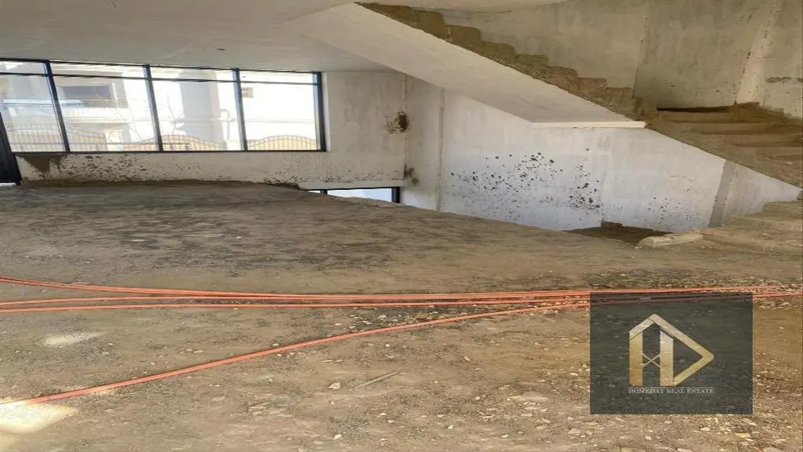 فيلا فاخرة للبيع مع حديقة خاصة ونادي صحي