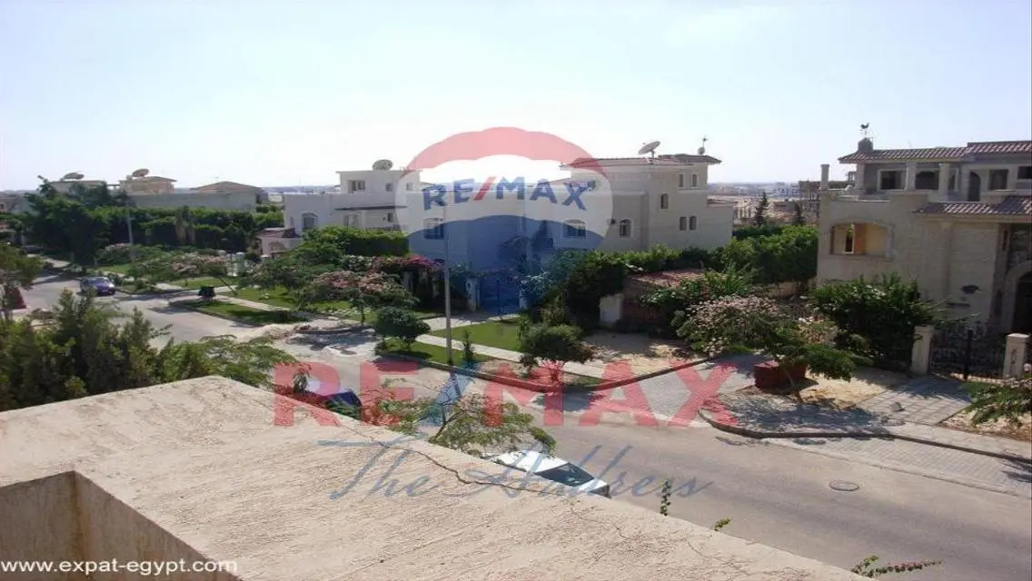 فيلا فاخرة للبيع مع مسبح خاص وحديقة خاصة