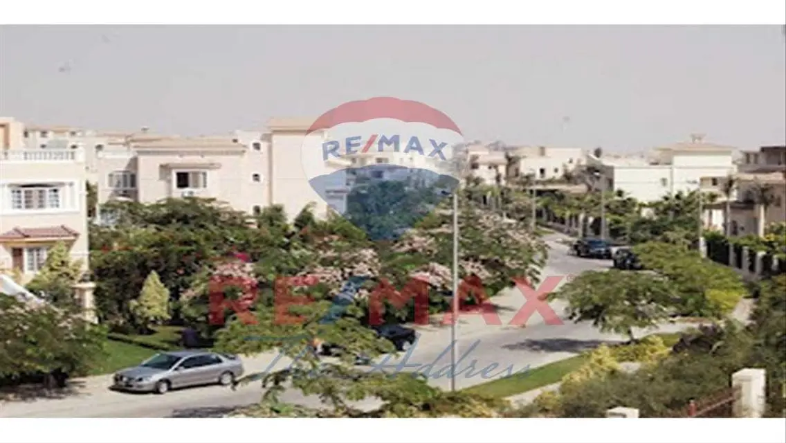 فيلا فاخرة للبيع مع مسبح خاص وحديقة خاصة