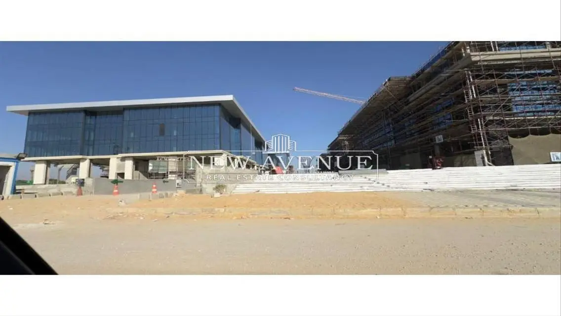 عقار مميز بمساحة 2032 متر مربع يضم غرفة اجتماعات