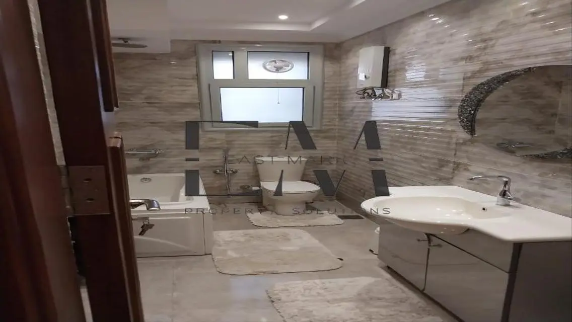 شقة فاخرة مع حديقة خاصة وغرفة خادمة