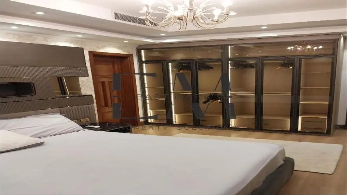 شقة فاخرة مع حديقة خاصة وغرفة خادمة