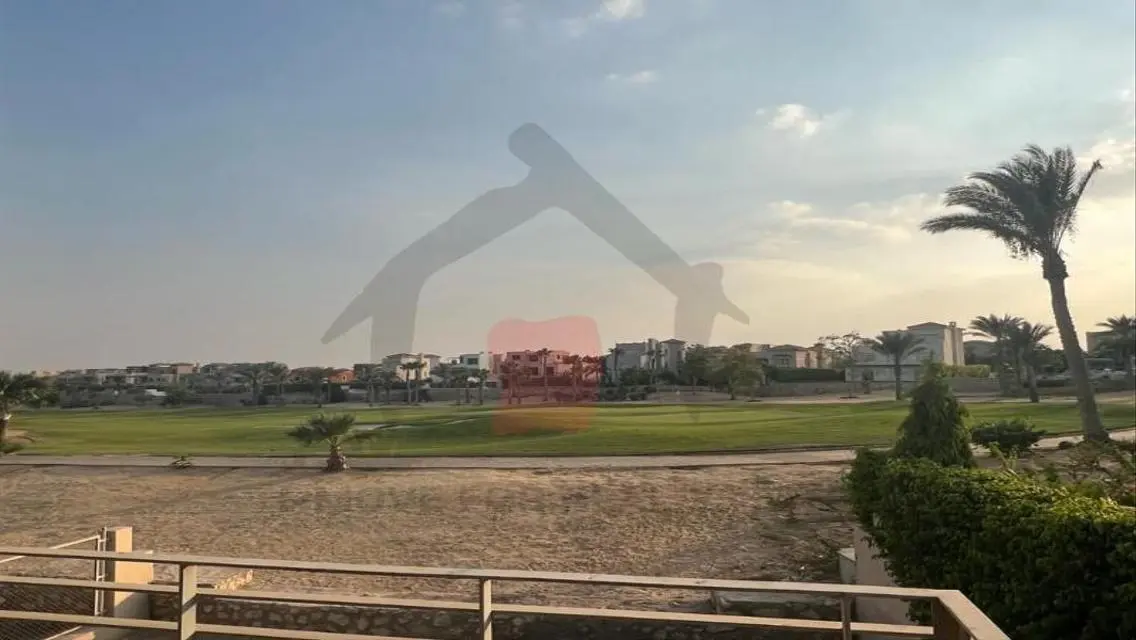 منزل فخم بمساحة واسعة في موقع متميز