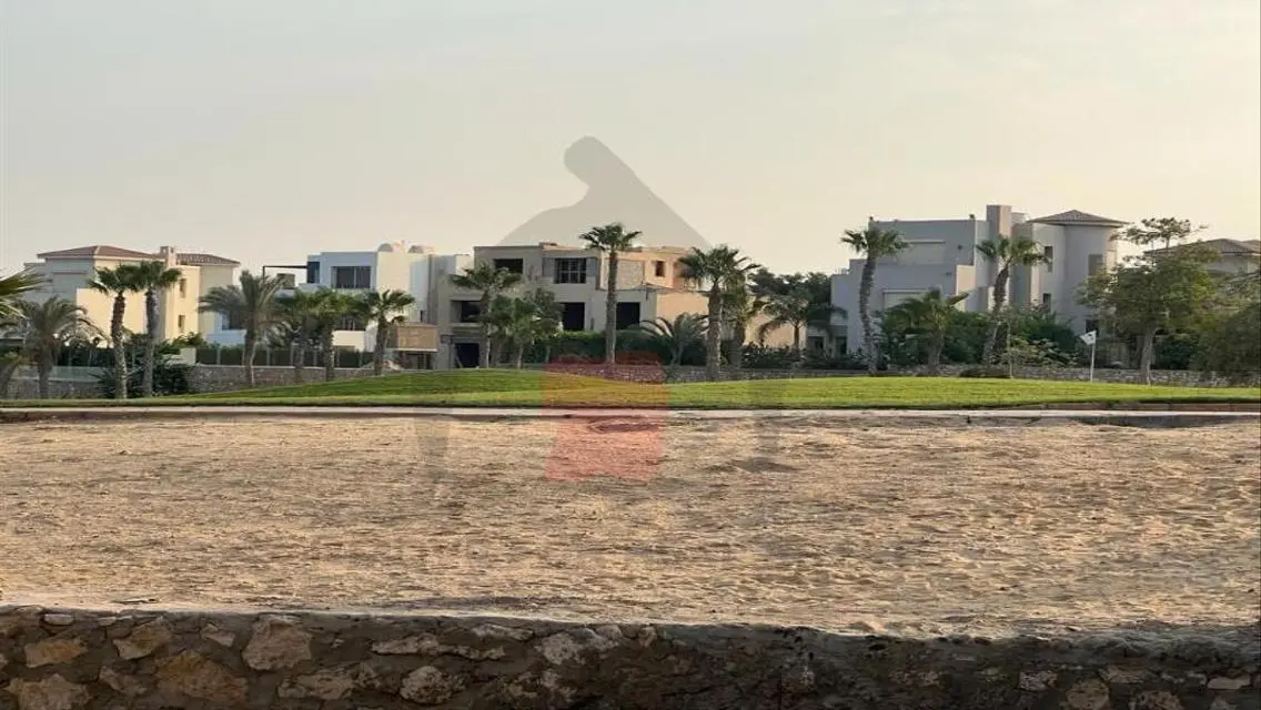 منزل فخم بمساحة واسعة في موقع متميز