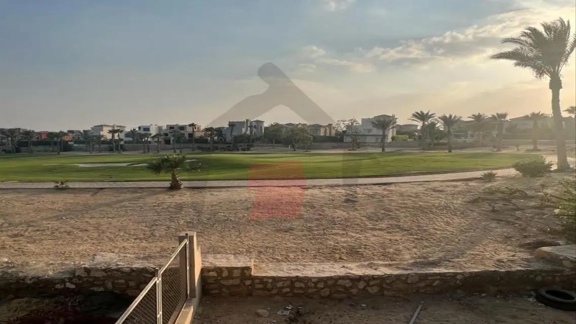 منزل فخم بمساحة واسعة في موقع متميز