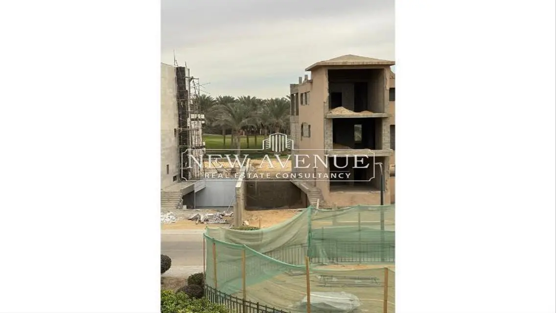 شقة فاخرة للبيع بمساحة واسعة في قلب المدينة