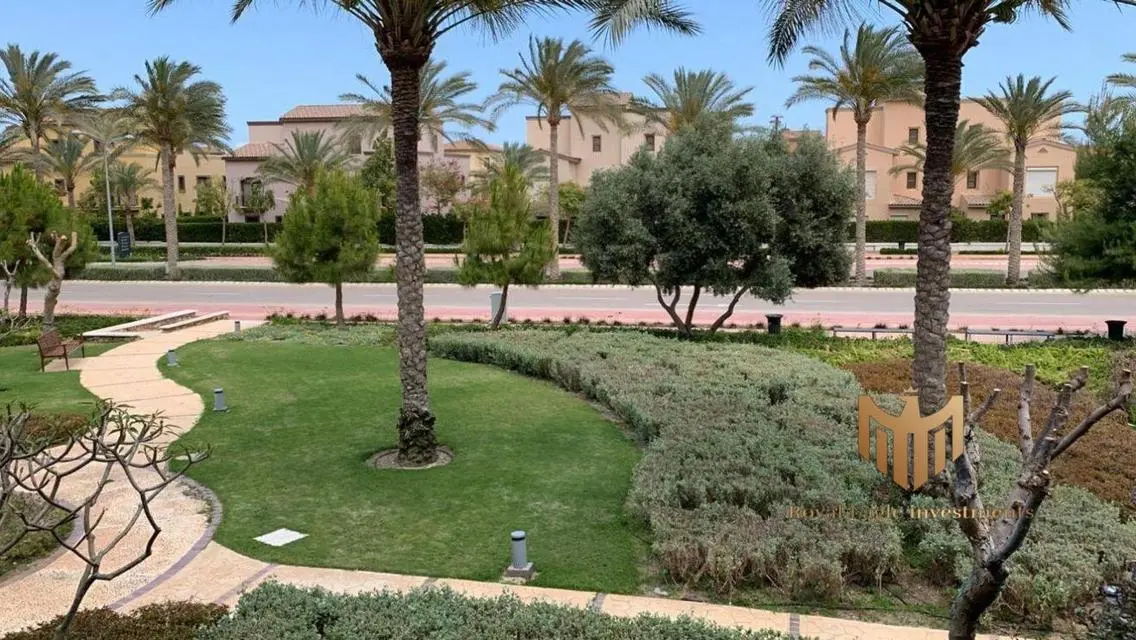 شقة فاخرة مع غرفة خادمة وشرفة