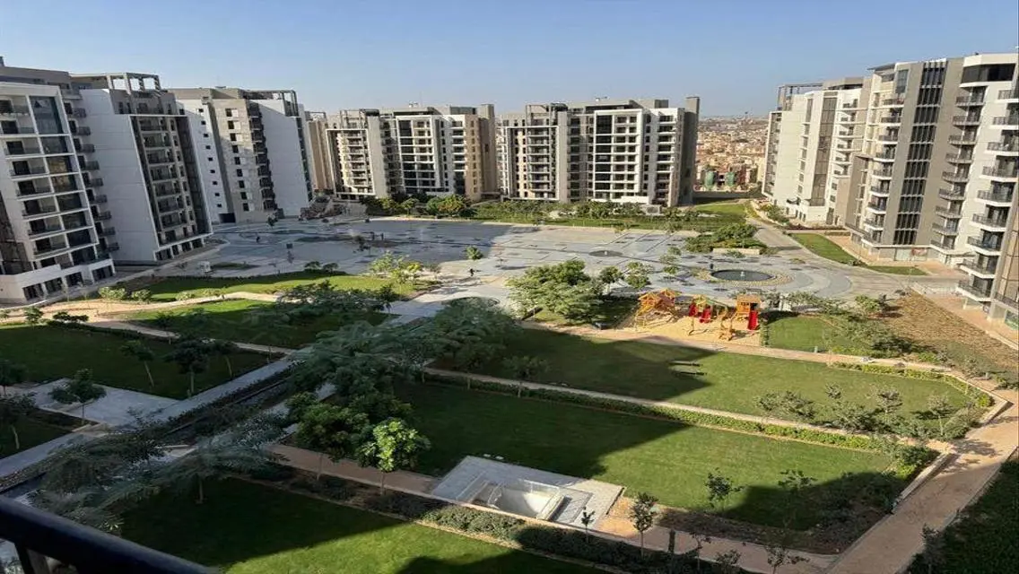 Luxury Apartment with Lake View and Full Amenities