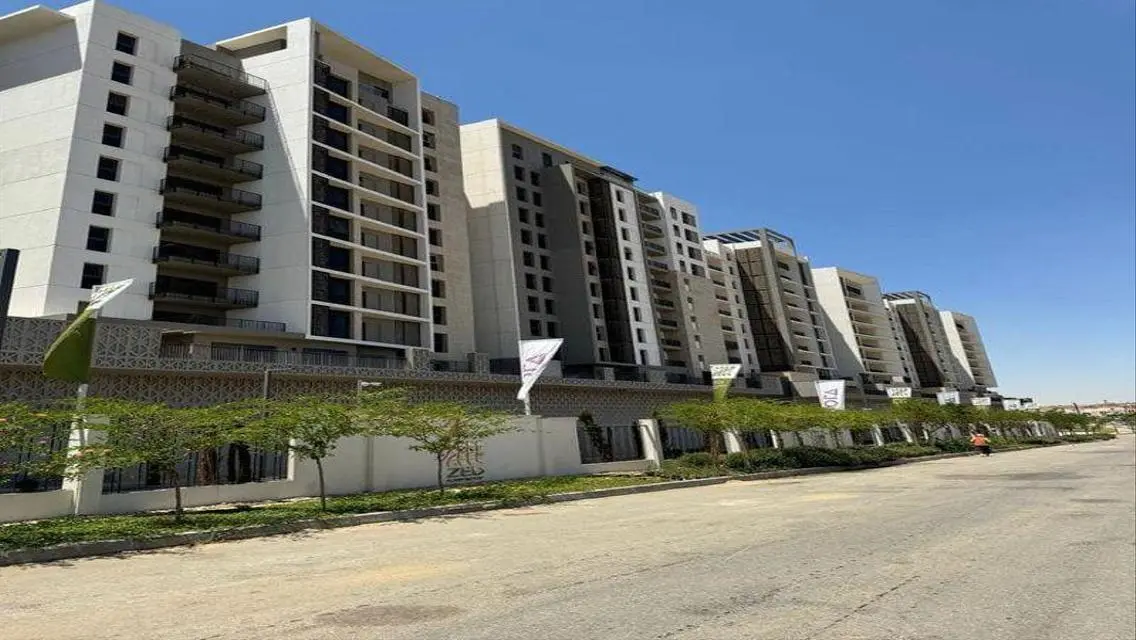 Luxury Apartment with Lake View and Full Amenities